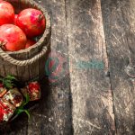 دانلود عکس انار تازه در سطل چوبی