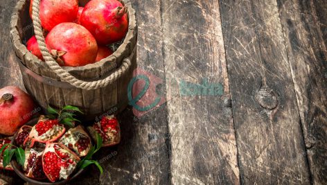 دانلود عکس انار تازه در سطل چوبی