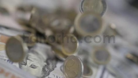 انداختن پول خورد روی دلار