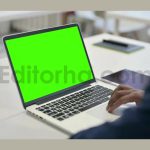 فوتیج پرده سبز کار با لپ تاپ